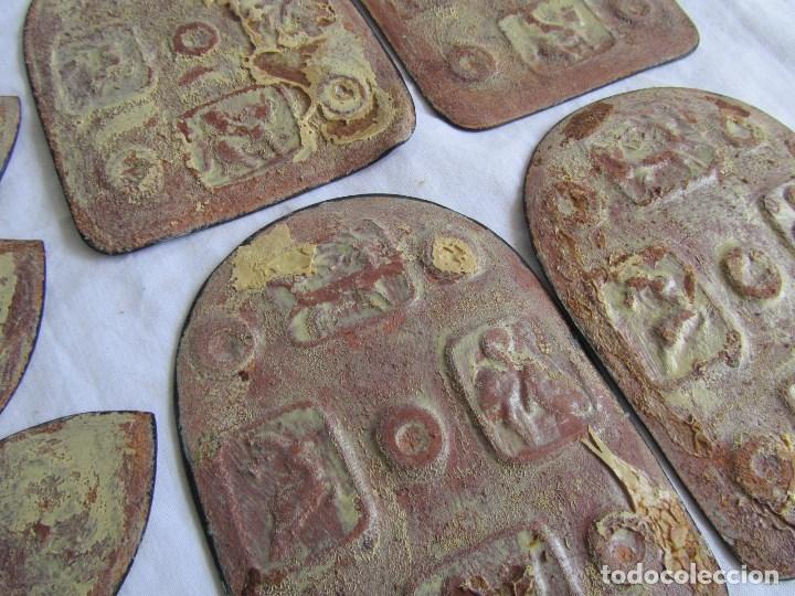 Antig&uuml;edades: 8 escudos en cuero repujado - Foto 11