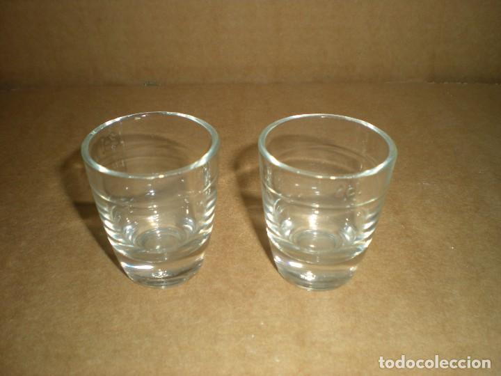 Oggetti Antichi: 2 vasitos de chupitos de cristal , di&aacute;metro 4cm altura 5cm