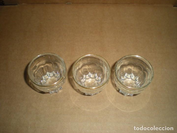 Oggetti Antichi: 3 vasitos de chupitos de cristal con borde dorado , di&aacute;metro 4cm altura 4cm