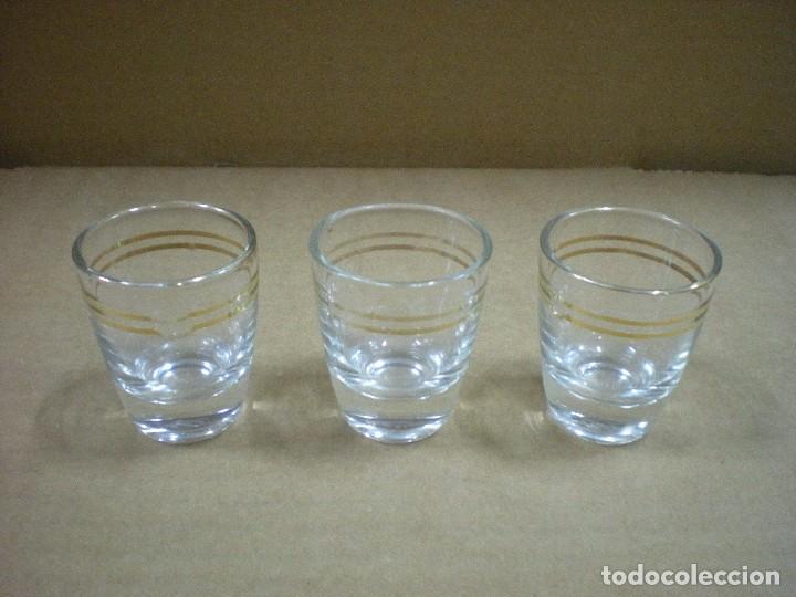Oggetti Antichi: 3 vasitos de chupitos de cristal con borde dorado , di&aacute;metro 4cm altura 5cm