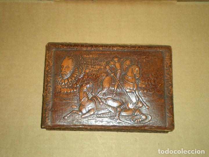 Antig&uuml;edades: caja cigarrera forrada en cuero, relieves sobre El Quijote