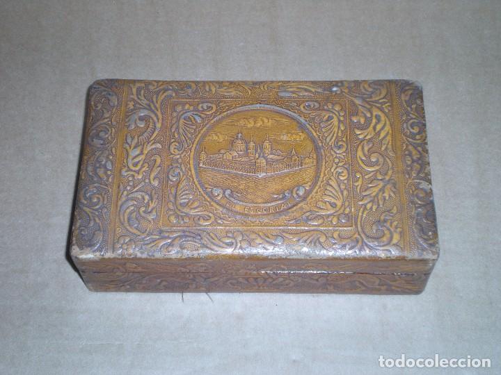 Antig&uuml;edades: caja  forrada en cuero, relieves sobre El Escorial