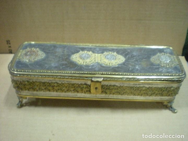 Antig&uuml;edades: Caja met&aacute;lica con orfebrer&iacute;a  33x11x10cm