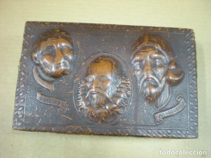 Antig&uuml;edades: caja cigarrera forrada en cuero, relieves sobre el Quijote y Sancho   25x16x7cm