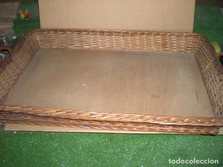 Antig&uuml;edades: bandeja de mimbre rectangular grande con fondo en madera 76x51x9cm - Foto 2
