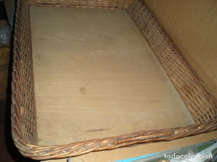 Antig&uuml;edades: bandeja de mimbre rectangular grande con fondo en madera 76x51x9cm - Foto 4