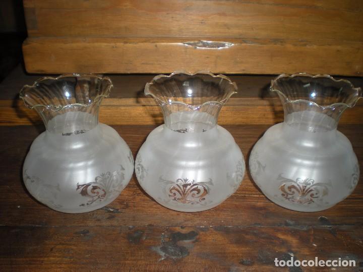 Antig&uuml;edades: 3 tulipa vidrio - Foto 1