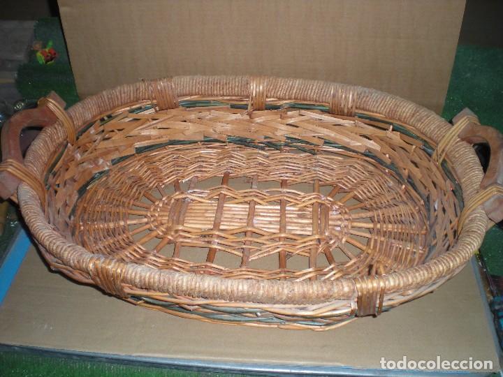 Antig&uuml;edades: bandeja de mimbre  70x48x14cm