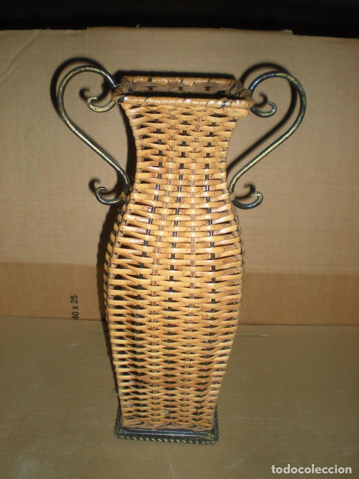 Antig&uuml;edades: jarr&oacute;n en mimbre y varillas de hierro 21x12x37cm