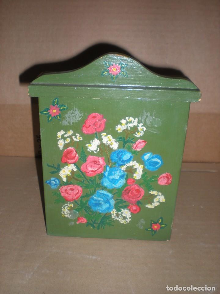Antig&uuml;edades: colgador de llaves en madera pintado a mano 15x20x6cm