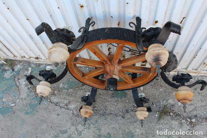 Antig&uuml;edades: lampara de techo rustica con rueda - Foto 2