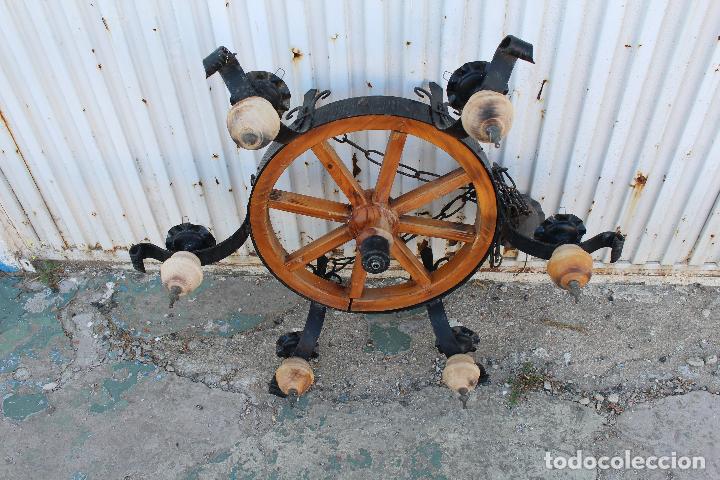 Antig&uuml;edades: lampara de techo rustica con rueda - Foto 3