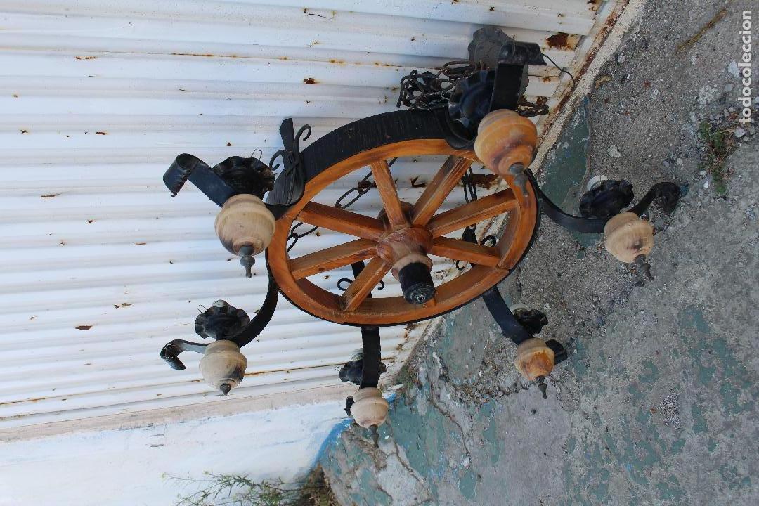 Antig&uuml;edades: lampara de techo rustica con rueda - Foto 4