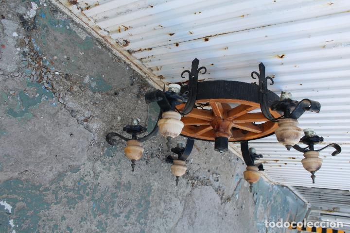 Antig&uuml;edades: lampara de techo rustica con rueda - Foto 5