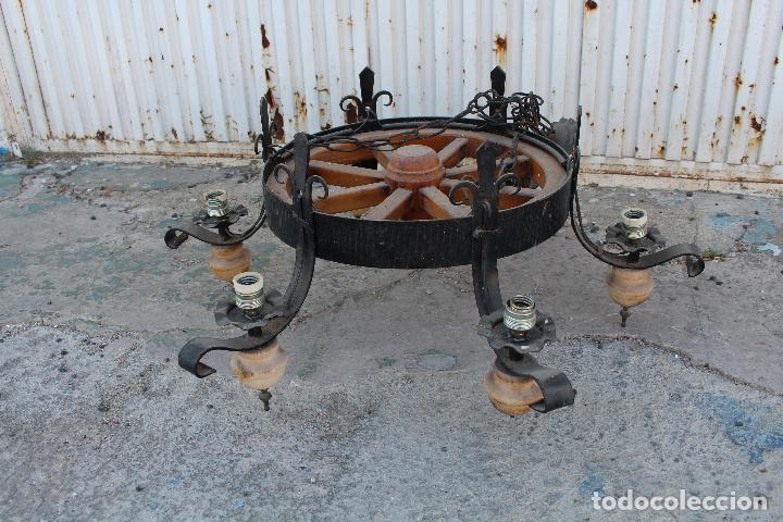 Antig&uuml;edades: lampara de techo rustica con rueda - Foto 6
