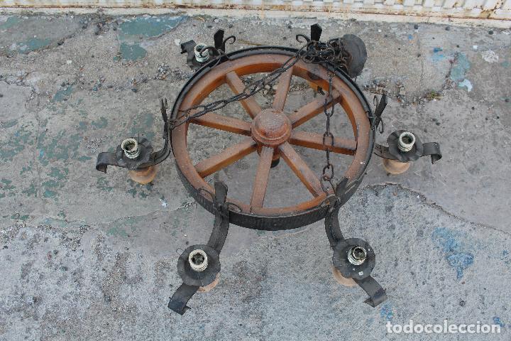 Antig&uuml;edades: lampara de techo rustica con rueda - Foto 7