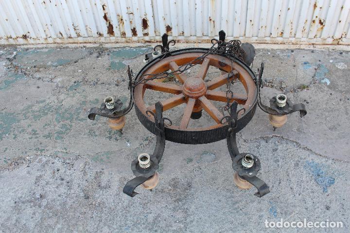 Antig&uuml;edades: lampara de techo rustica con rueda - Foto 8