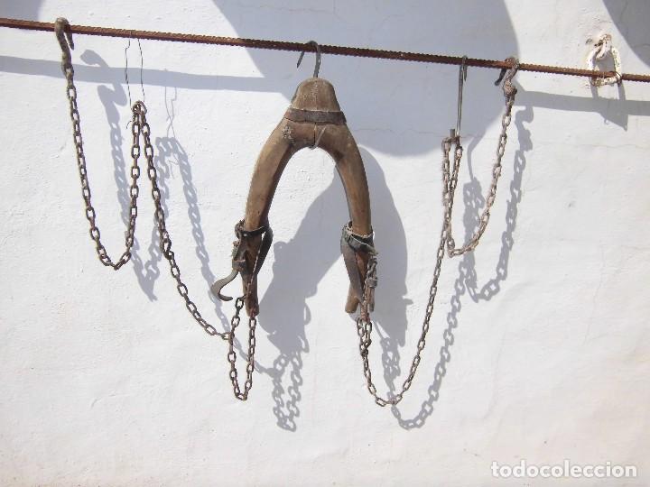 Antig&uuml;edades: horcate de madera con cadenas - Foto 1