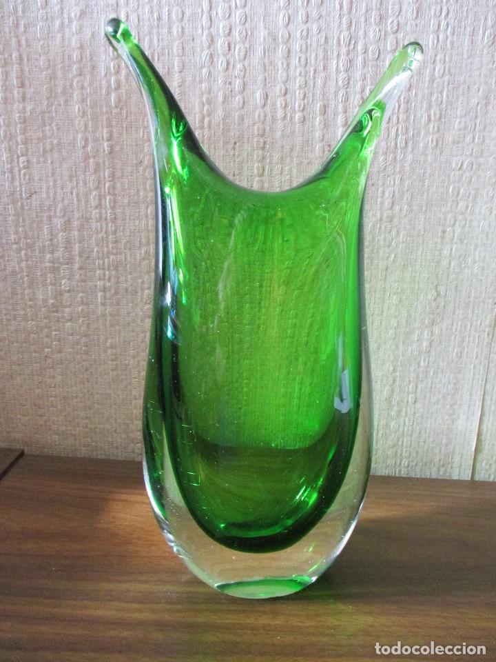Antig&uuml;edades: jarron cristal doblado blanco y verde - Foto 1