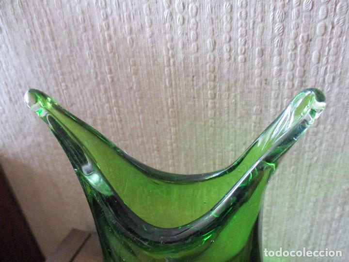 Antig&uuml;edades: jarron cristal doblado blanco y verde - Foto 2