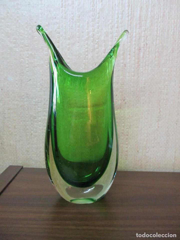 Antig&uuml;edades: jarron cristal doblado blanco y verde - Foto 3