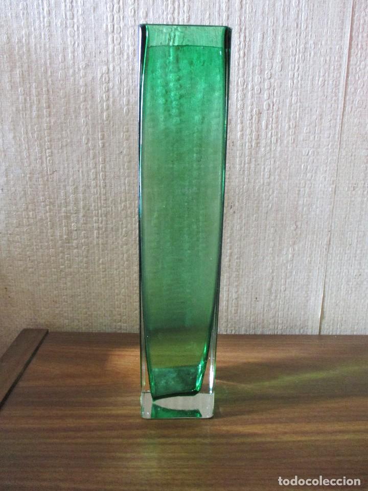 Antig&uuml;edades: jarron de cristal doblado blanco y verde - Foto 1
