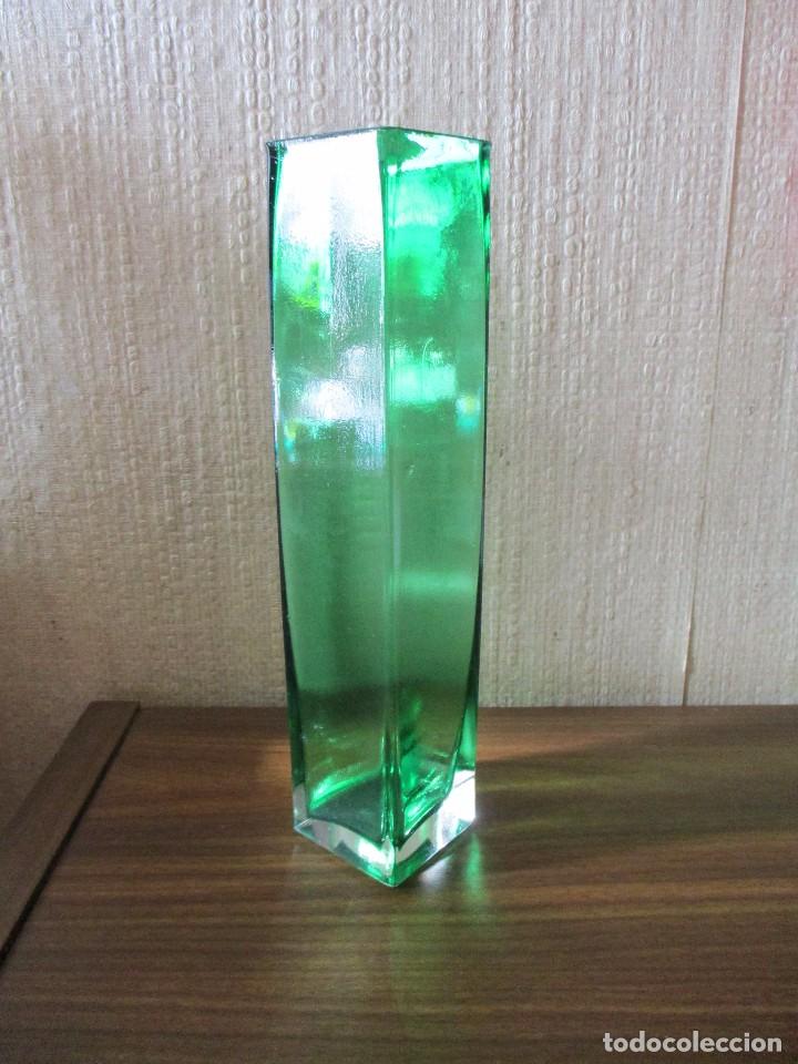 Antig&uuml;edades: jarron de cristal doblado blanco y verde - Foto 2