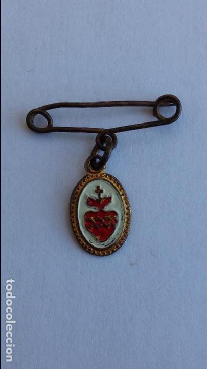 Antig&uuml;edades: Medalla de corazon con espinas de 2,1 x 2,1 cms - Foto 1