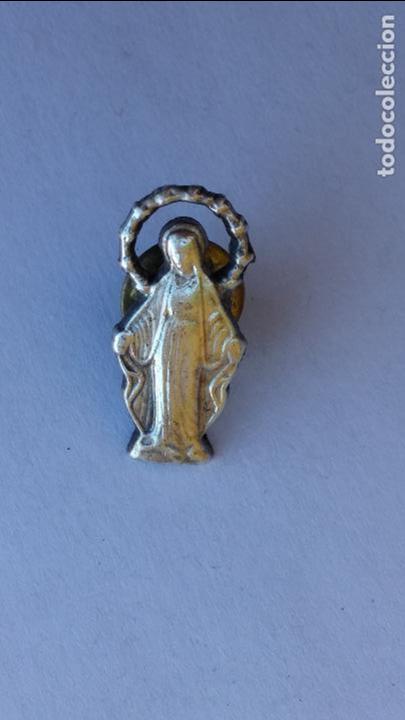 Antig&uuml;edades: Pin de virgen inmaculada de 2,6 x 1,2 cms - Foto 1