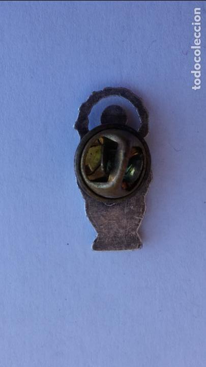 Antig&uuml;edades: Pin de virgen inmaculada de 2,6 x 1,2 cms - Foto 2