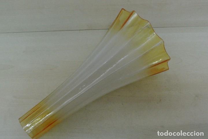 Antig&uuml;edades: TULIPA DE CRISTAL CON FORMA DE TROMPETA - Foto 1