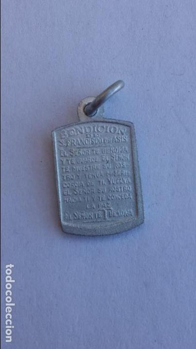 Antig&uuml;edades: Medalla de bendicion de san francisco de asis de 2 x 1,3 cms - Foto 2