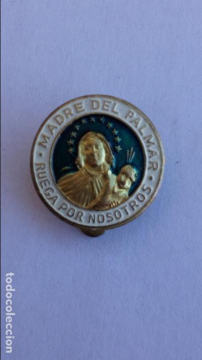 Antig&uuml;edades: Pin de ojal de virgen del palmar de 2 cms de diametro - Foto 1