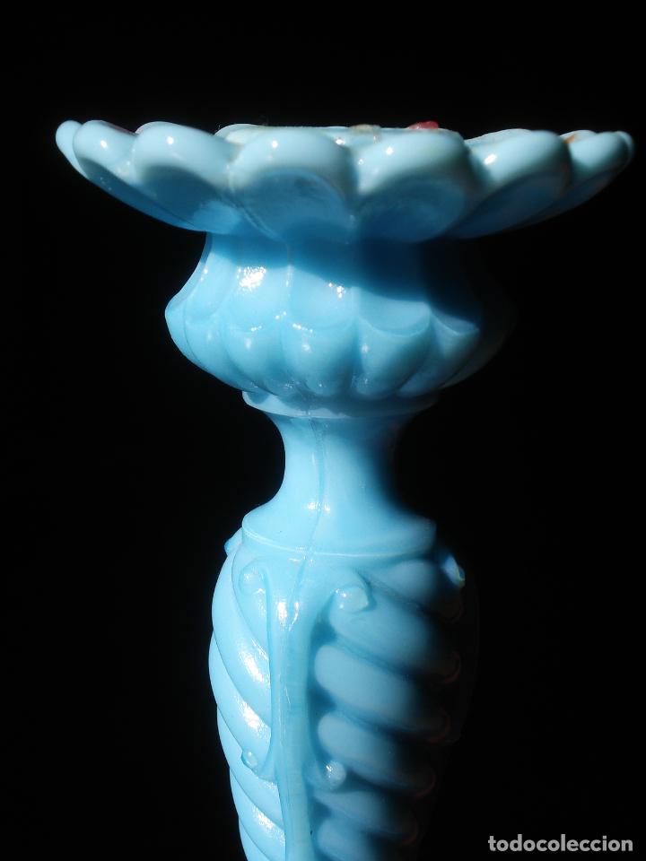 Antig&uuml;edades: CANDELABRO TURQUESA DE OPALINA 23,4CM - Foto 1