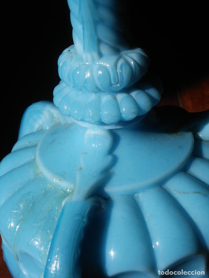 Antig&uuml;edades: CANDELABRO TURQUESA DE OPALINA 23,4CM - Foto 2