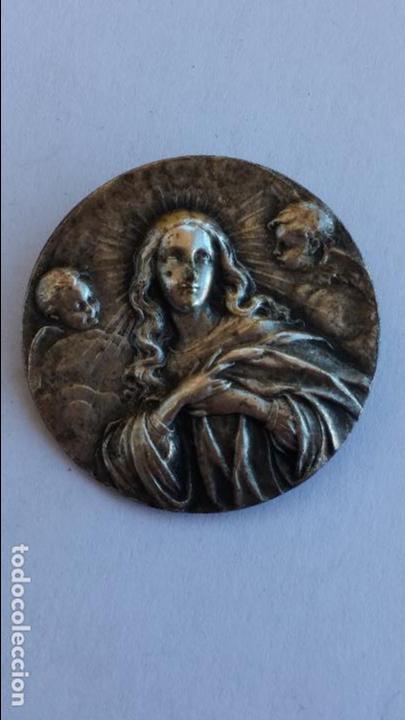 Antig&uuml;edades: Pin medalla de virgen inmaculada de 3 cms de diametro - Foto 1