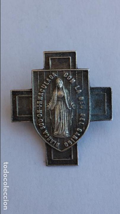 Antig&uuml;edades: Pin medalla de virgen inmaculada de 3,5 x 3,2 cms - Foto 1