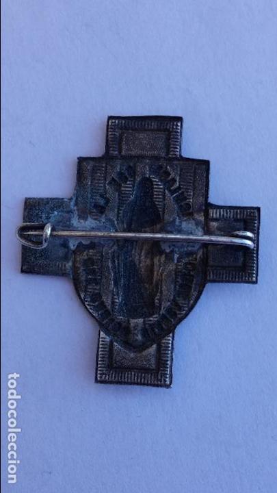 Antig&uuml;edades: Pin medalla de virgen inmaculada de 3,5 x 3,2 cms - Foto 2