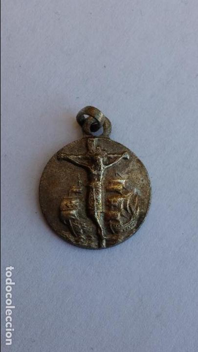 Antig&uuml;edades: Medalla de cristo con barcos de 1,5 cms diametro - Foto 1