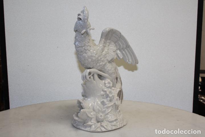 Antig&uuml;edades: GALLO DE PORCELANA DE GRAN TAMA&Ntilde;O. MEDIDAS: 39 CMS. DE ALTURA. BASE: 20.5 X 19.5.
