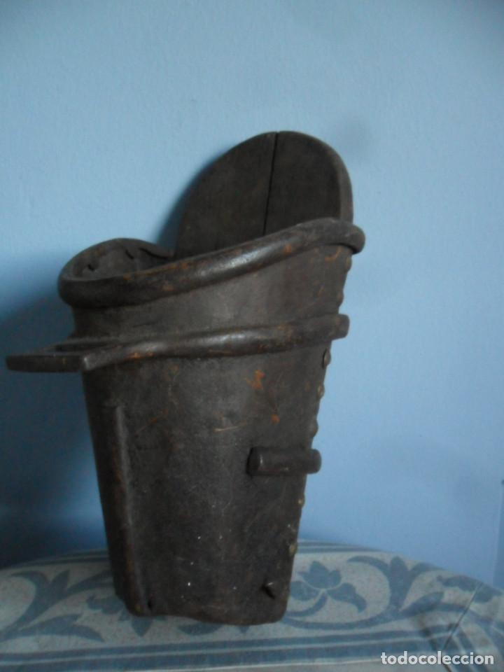 Antig&uuml;edades: ESTRIBO DE MADERA Y HIERRO DE FORJA SIGLO XIX - Foto 1