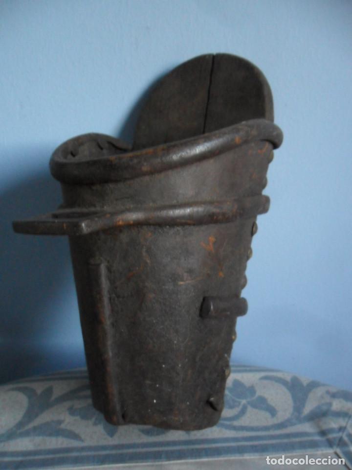 Antig&uuml;edades: ESTRIBO DE MADERA Y HIERRO DE FORJA SIGLO XIX - Foto 2