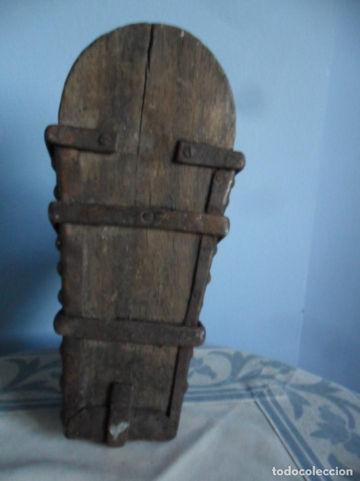 Antig&uuml;edades: ESTRIBO DE MADERA Y HIERRO DE FORJA SIGLO XIX - Foto 5