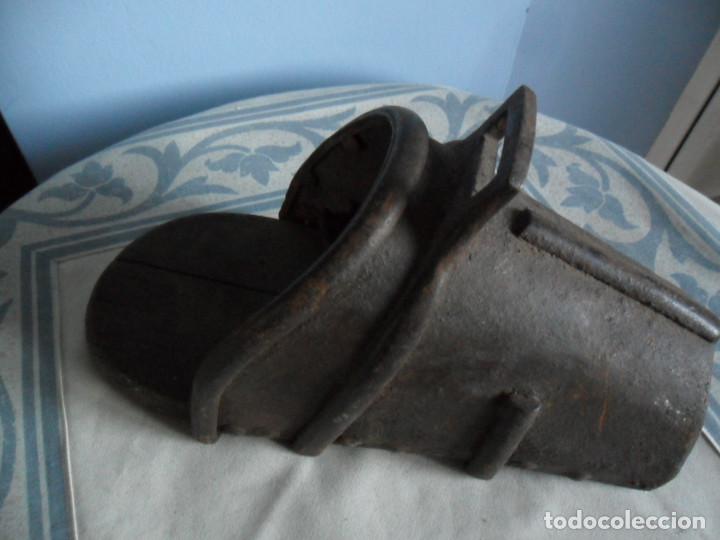 Antig&uuml;edades: ESTRIBO DE MADERA Y HIERRO DE FORJA SIGLO XIX - Foto 6