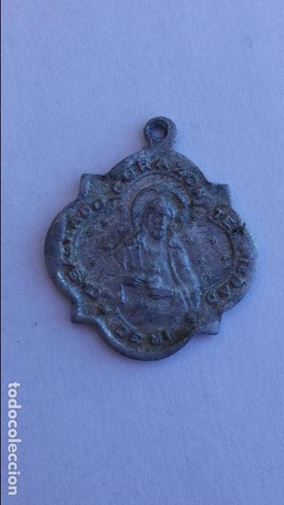 Antig&uuml;edades: medalla de corazon de maria y corazon de jesus de 2,8 x 2,4 cms - Foto 2