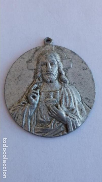 Antig&uuml;edades: medalla de corazon de jesus de 4 cms de diametro - Foto 1