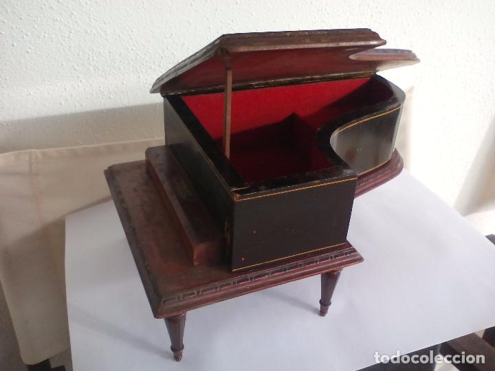 Antig&uuml;edades: Antiguo piano musical, joyero de madera, caja de m&uacute;sica a cuerda. 26 x 17 cm
