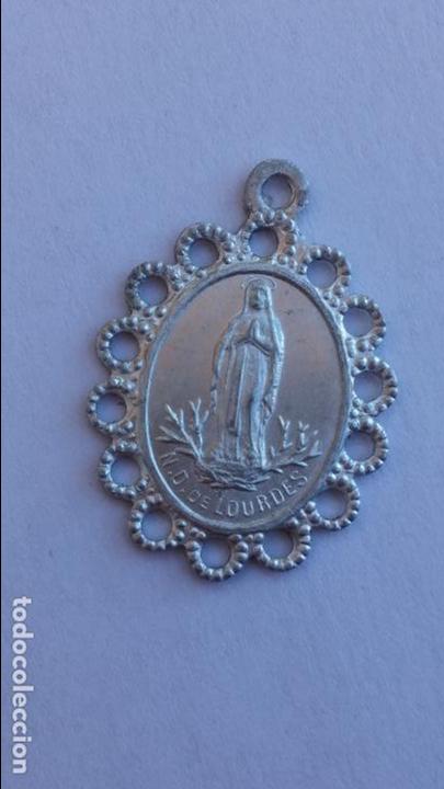 Antig&uuml;edades: Medalla de virgen de lourdes de 2,8 x 2  cms - Foto 1