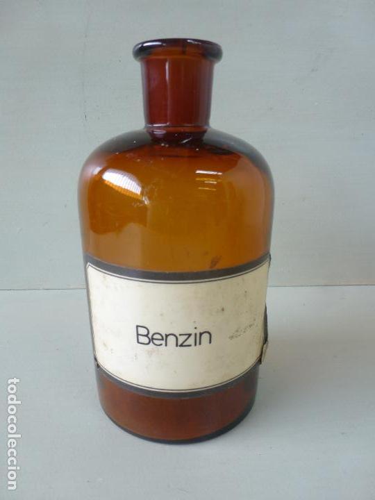 Antiques: Antigua botella de cristal ambar, para farmacia. Contenia Benzin