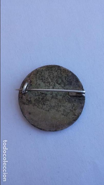 Antig&uuml;edades: Pin de virgen inmaculada de 3 cms de diametro - Foto 2